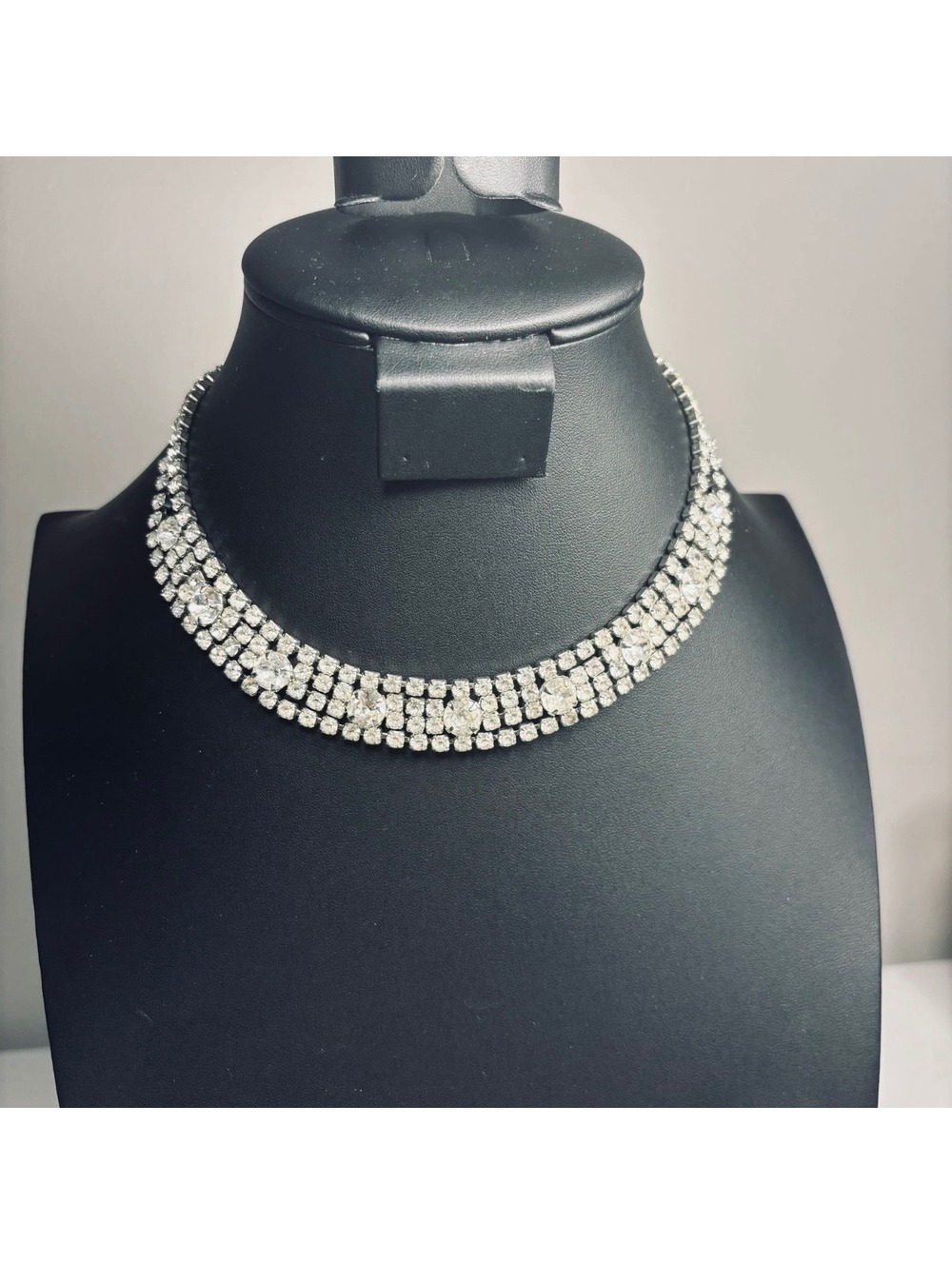 Vintage Weiss Rhinestone necklace with large and small round clear stones Signed
